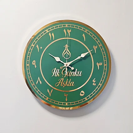 Ahşap Duvar Saati 35 cm Dekoratif Akar Saniyeli Sessiz Mekanizma 8 mm Yeşil Mdf Altın Pleksi ve Kenar Kaplama Arapça Rakamlı