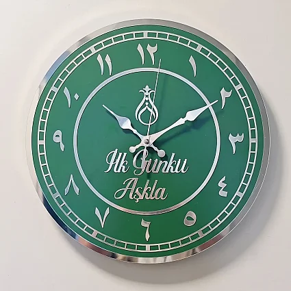 Ahşap Duvar Saati 35 cm Dekoratif Akar Saniyeli Sessiz Mekanizma 8 mm Yeşil Mdf Gümüş Pleksi ve Kenar Kaplama Arapça Rakamlı