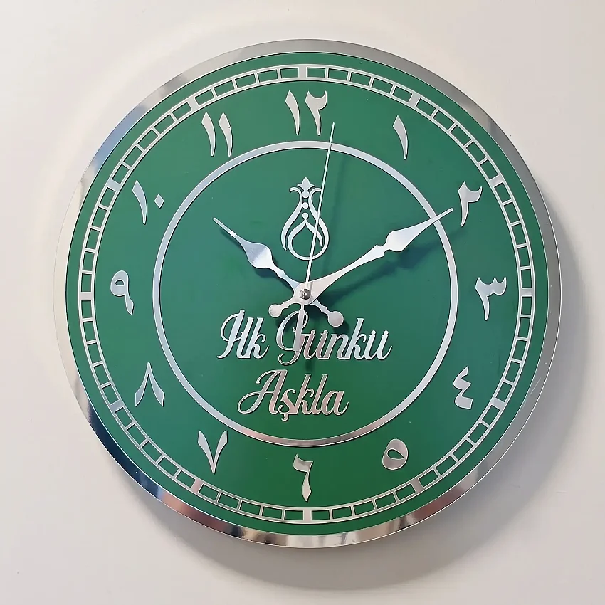 Ahşap Duvar Saati 35 cm Dekoratif Akar Saniyeli Sessiz Mekanizma 8 mm Yeşil Mdf Gümüş Pleksi ve Kenar Kaplama Arapça Rakamlı - 1