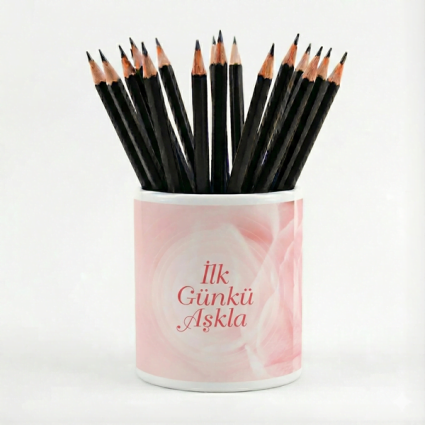 Gül Desenli Pembe Seramik Kalemlik - İlk Günkü Aşkla - Serhendi Logolu - Çizgi M1 - Serhendi Logolu Ürünler