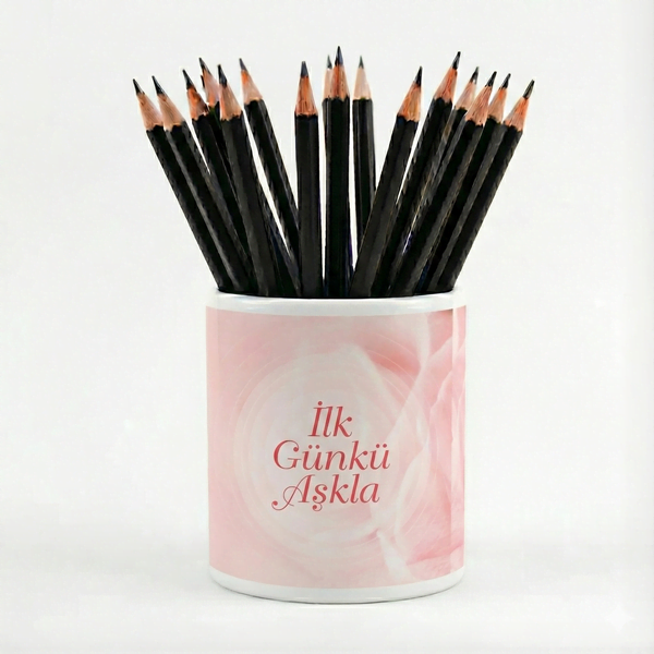 Gül Desenli Pembe Seramik Kalemlik - İlk Günkü Aşkla - Serhendi Logolu - Çizgi M1 - 1