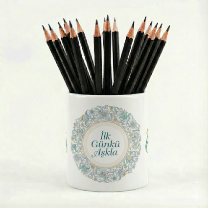 Mavi Çiçek Halkası Seramik Kalemlik - İlk Günkü Aşkla - Serhendi Logolu - Çizgi M10 - Serhendi Logolu Ürünler