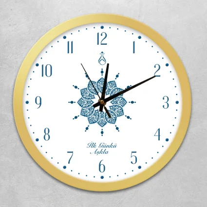 Duvar Saati 35 cm Çap Cam, Akar Saniyeli, Sessiz Mekanizma - Serhendi Logolu - İlk Günkü Aşkla - Çini Desen Altın Çerçeve M2 