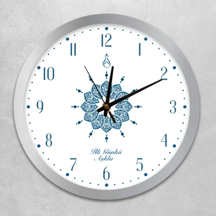 Duvar Saati 35 cm Çap Cam, Akar Saniyeli, Sessiz Mekanizma - Serhendi Logolu - İlk Günkü Aşkla - Çini Desen Gümüş Çerçeve M2 