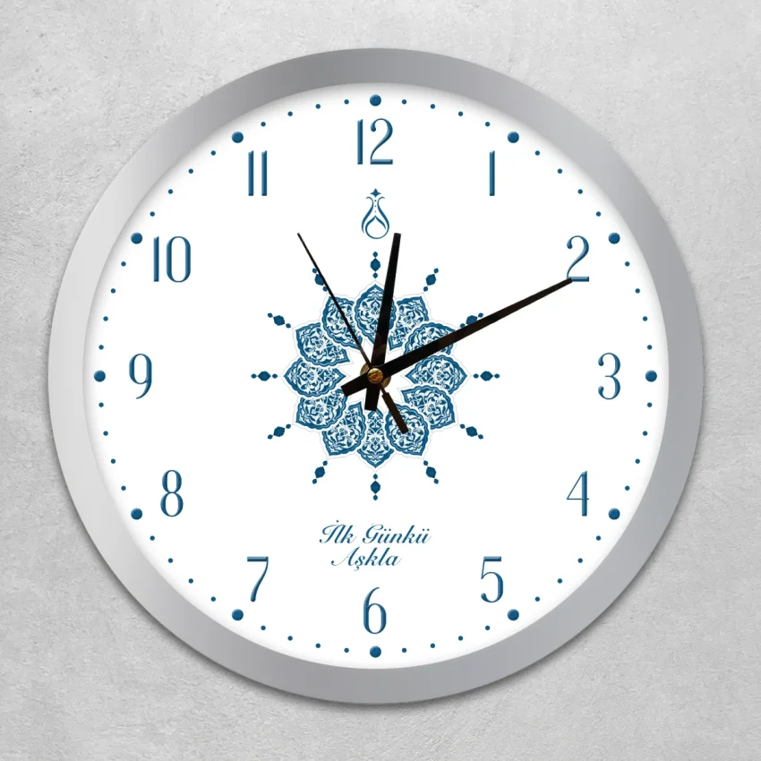 Duvar Saati 35 cm Çap Cam, Akar Saniyeli, Sessiz Mekanizma - Serhendi Logolu - İlk Günkü Aşkla - Çini Desen Gümüş Çerçeve M2 - 1