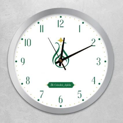 Duvar Saati 35 cm Çap Cam, Akar Saniyeli, Sessiz Mekanizma - Serhendi Logolu - İlk Günkü Aşkla - Sade Desen Gümüş Çerçeve M5 - 1