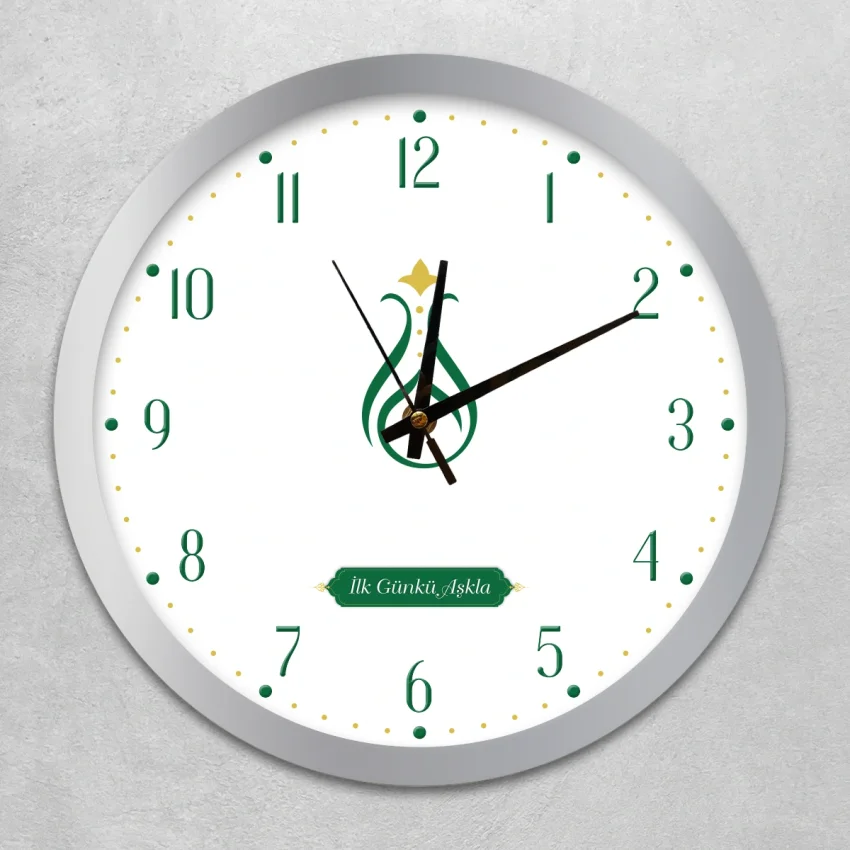 Duvar Saati 35 cm Çap Cam, Akar Saniyeli, Sessiz Mekanizma - Serhendi Logolu - İlk Günkü Aşkla - Sade Desen Gümüş Çerçeve M5 - 1