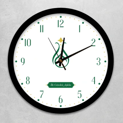 Duvar Saati 35 cm Çap Cam, Akar Saniyeli, Sessiz Mekanizma - Serhendi Logolu - İlk Günkü Aşkla - Sade Desen Siyah Çerçeve M5 - 1